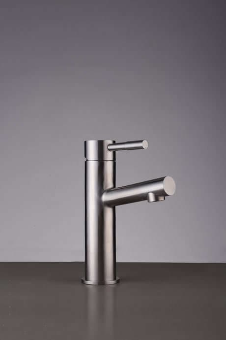 Cold and hotwater basin mixer
